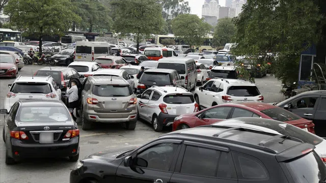 Các trung tâm đăng kiểm Hà Nội lại có nguy cơ ùn tắc
