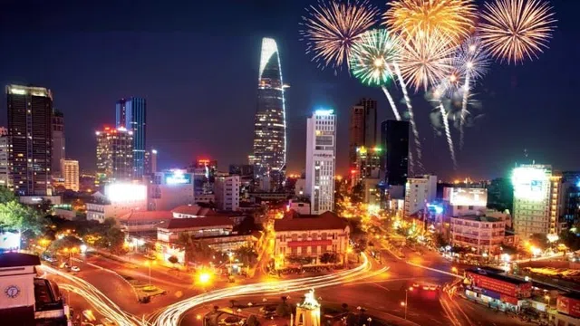 TP HCM: Lần đầu tiên bắn pháo hoa trên sà lan dịp 30/4