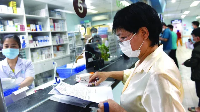 Người dân lại khổ vì thiếu thuốc, vật tư y tế