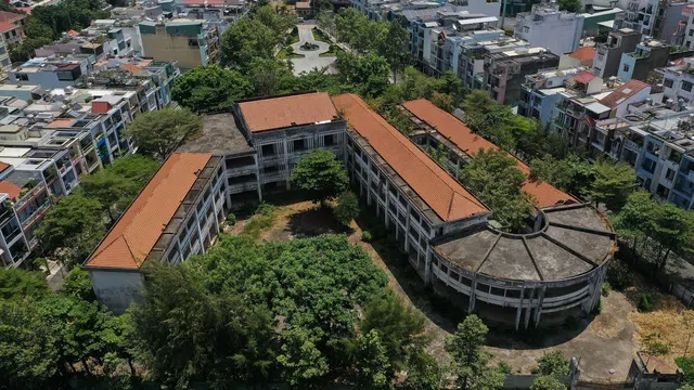 Thực trạng ngôi trường xây 20 tỷ ở TP. HCM bị bỏ hoang suốt 15 năm
