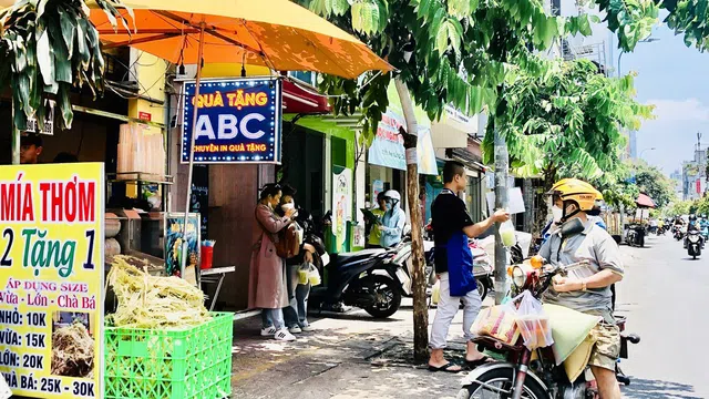 Tiểu thương bán nước mía thu gần 6 triệu đồng 1 ngày