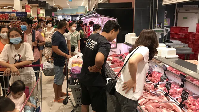 Doanh thu siêu thị tăng vọt nhờ người dân ồ ạt vào tránh nóng