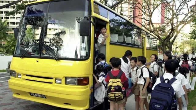 Từ 2025, xe kinh doanh chở học sinh phải sơn màu vàng đậm