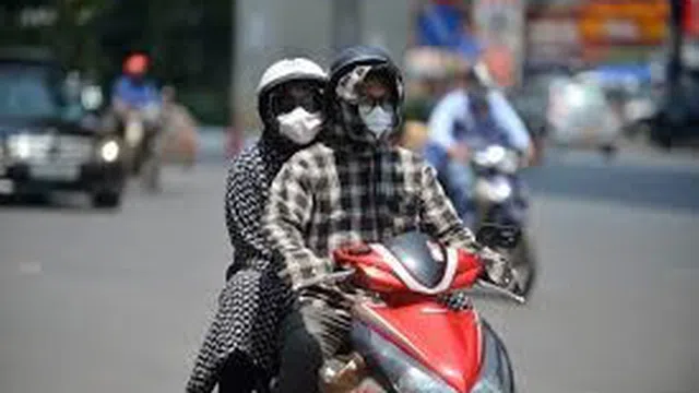 Hà Nội: Những người lao động ngoài trời quay cuồng trong nắng nóng